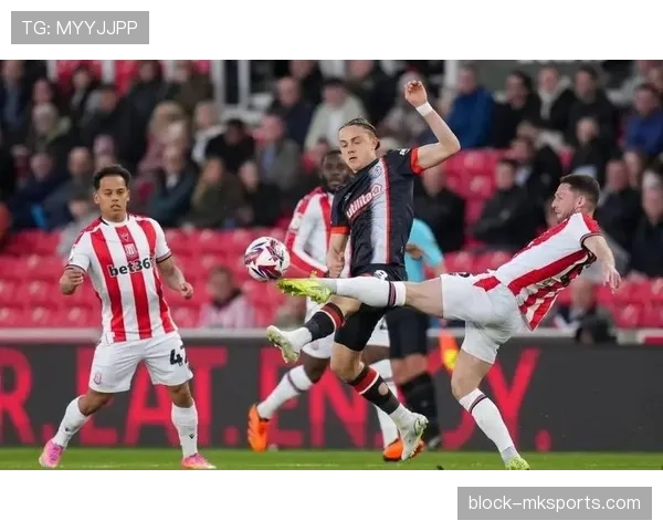 德比郡主场球迷激情助威，营造震撼比赛氛围