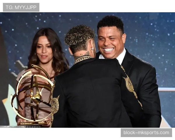 内马尔荣膺法甲赛季最佳球员,闪耀赛场引领球队前行 内马尔荣膺法甲赛季最佳球员,闪耀赛场引领球队前行