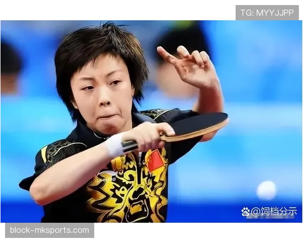 张怡宁打完比赛顺手把对手的球拍放进了自己包里