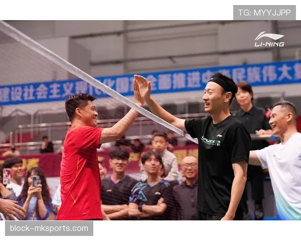 傅海峰退役后这身材管理也太狠了，羽毛球老将私下还在练到凌晨？